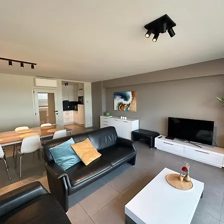 Volledig Gerenoveerd Appartement Voor Zes Personen Met Frontaal Zeezicht Op De Zeedijk Van Westende شقة *